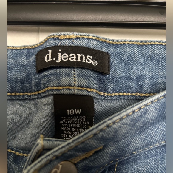 d. jeans Women's Cropped Distressed Blue Jeans - Picture 4 of 8